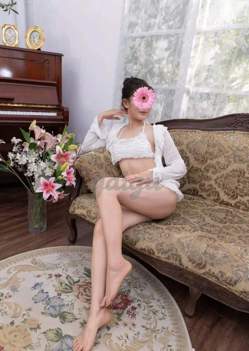San San - Dẫm nữ sexy - Ngoan xinh chiều khách