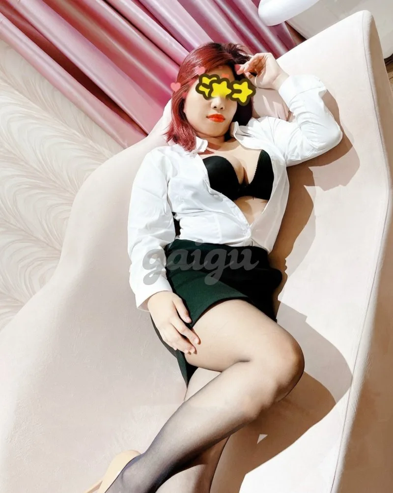 YẾN VY VÚ BAO TO SEXY VỚI CÁC BỘ ÁO COSPLAY GỢI DỤC