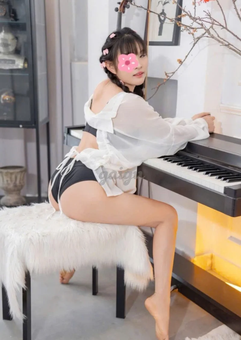 GÁI XINH ANH THƯ _ NHỎ NHẮN ĐÁNG YÊU CHIỀU KHÁCH NHIỆT