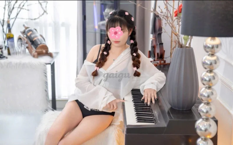 GÁI XINH ANH THƯ _ NHỎ NHẮN ĐÁNG YÊU CHIỀU KHÁCH NHIỆT