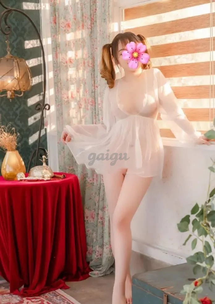 Lê Hàng 2k5 mặt xinh da trắng gặp là ghiền.