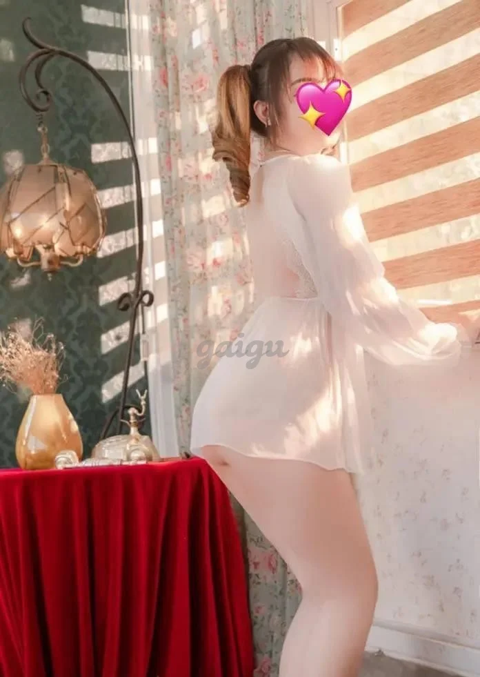 Lê Hàng 2k5 mặt xinh da trắng gặp là ghiền.