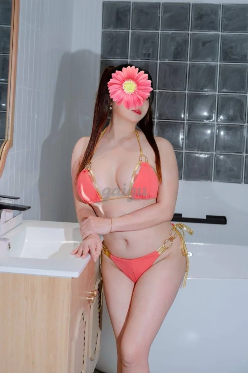 HOT NGỌC HÂN ,MÔNG VÚ TO TRÒN, DÁNG CAO, SIÊU DÂM