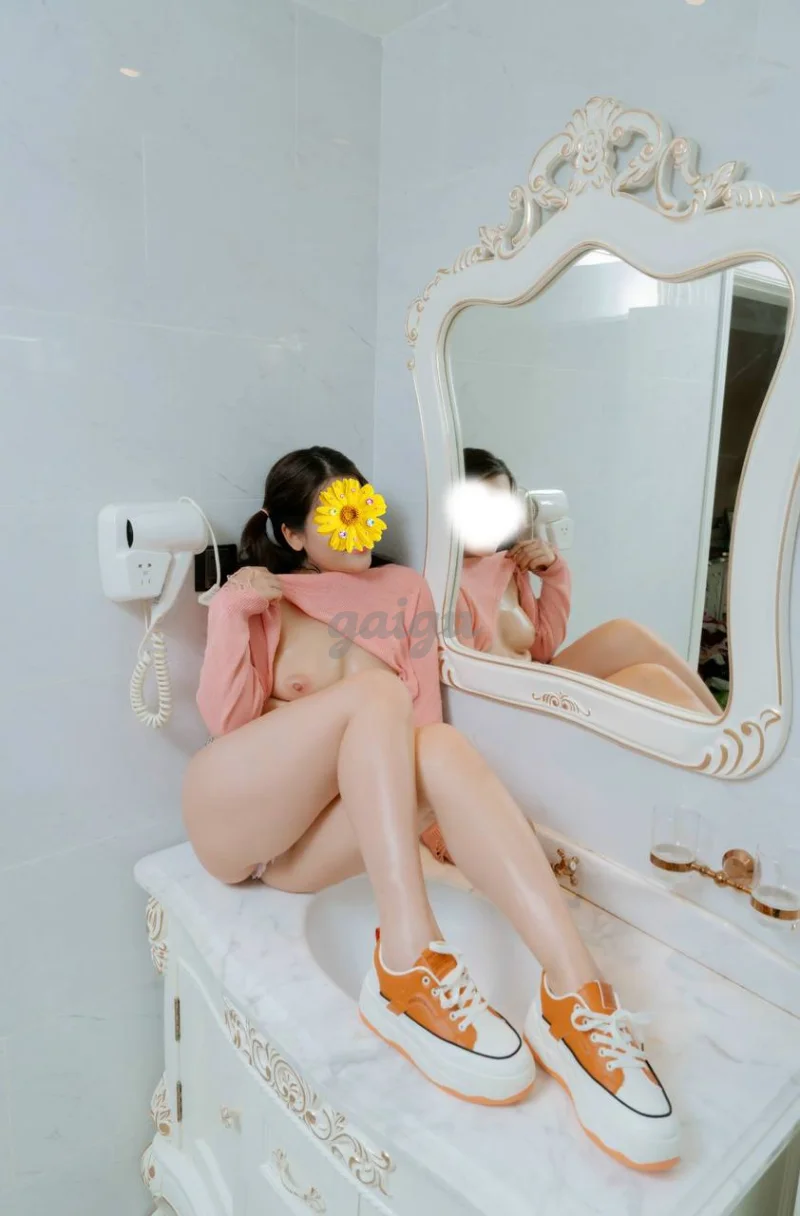 QUỲNH ANH EM GÁI XINH, DÁNG ĐẸP,BÍM ƯỚT ÁT,HÀNG THẬT