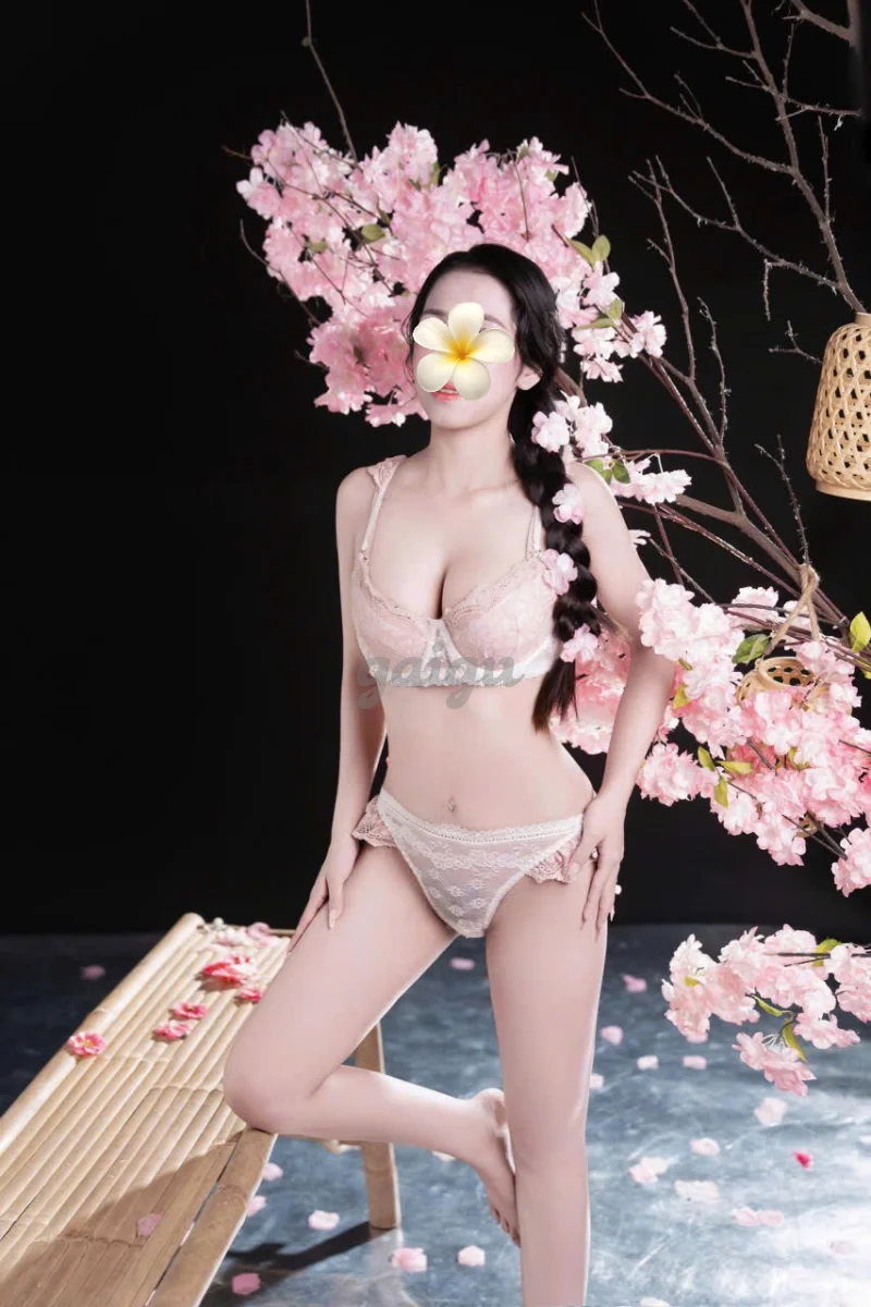 Huyền Trân:HÀNG SIÊU NON, DA TRẮNG , DÁNG XINH BÚ LIẾM CỰC PHÊ