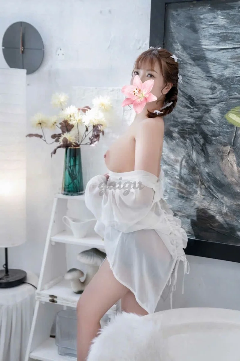 Én Phạm- Dáng cao, bím thơm tho nhiều nước.