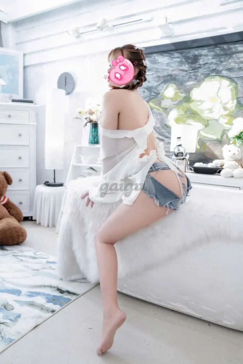 Én Phạm- Dáng cao, bím thơm tho nhiều nước.