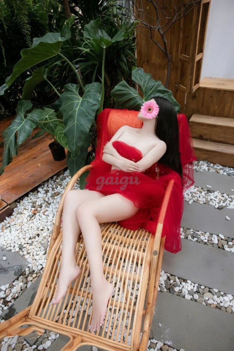 NEW BÉ TRINH DÁNG CAO DA TRẮNG,NGOAN HIỀN CHIỀU KHÁCH