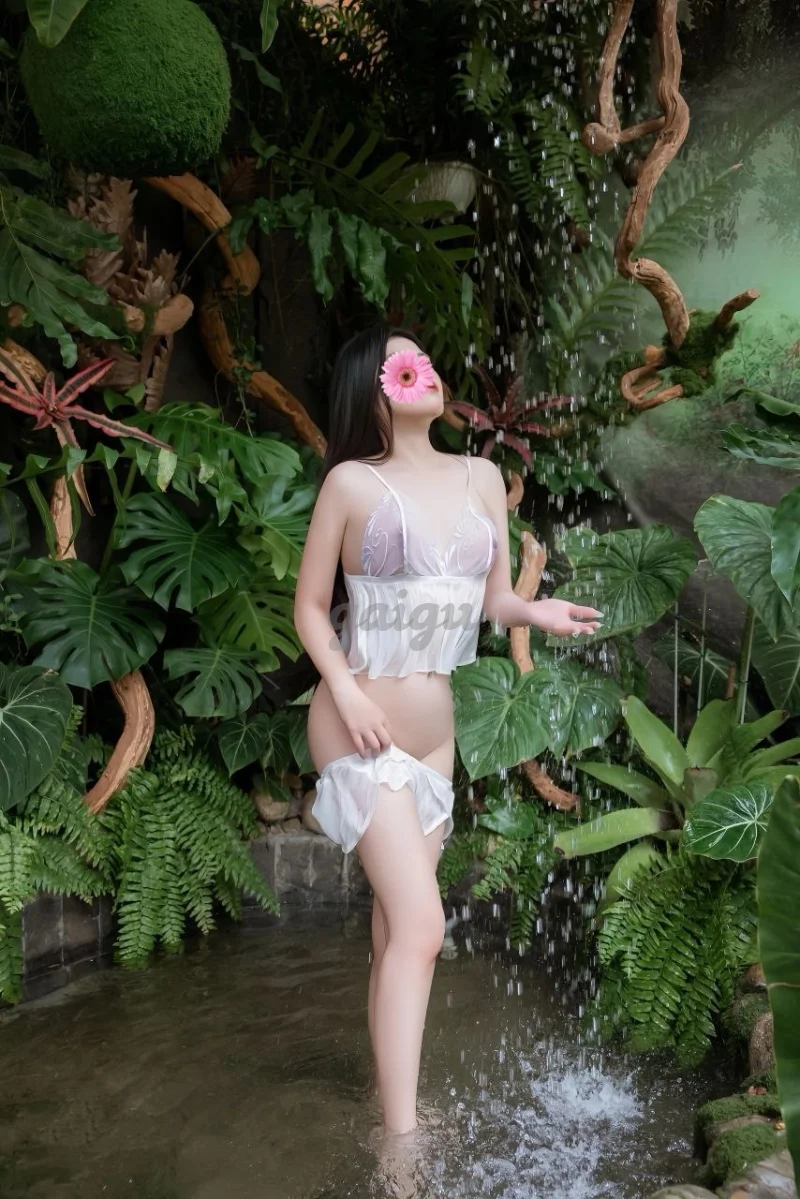 NEW BÉ TRINH DÁNG CAO DA TRẮNG,NGOAN HIỀN CHIỀU KHÁCH