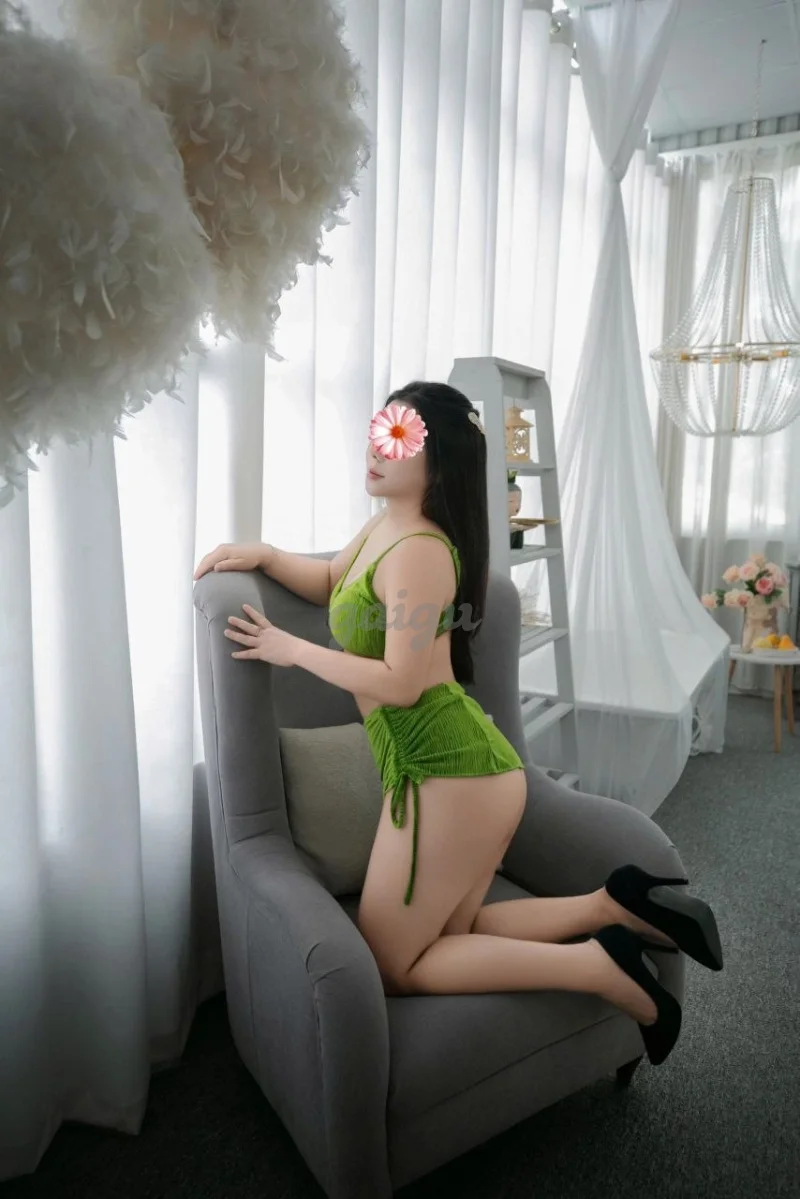 Hân Hân_ Gái xinh chiều khách, làm tình cực phê