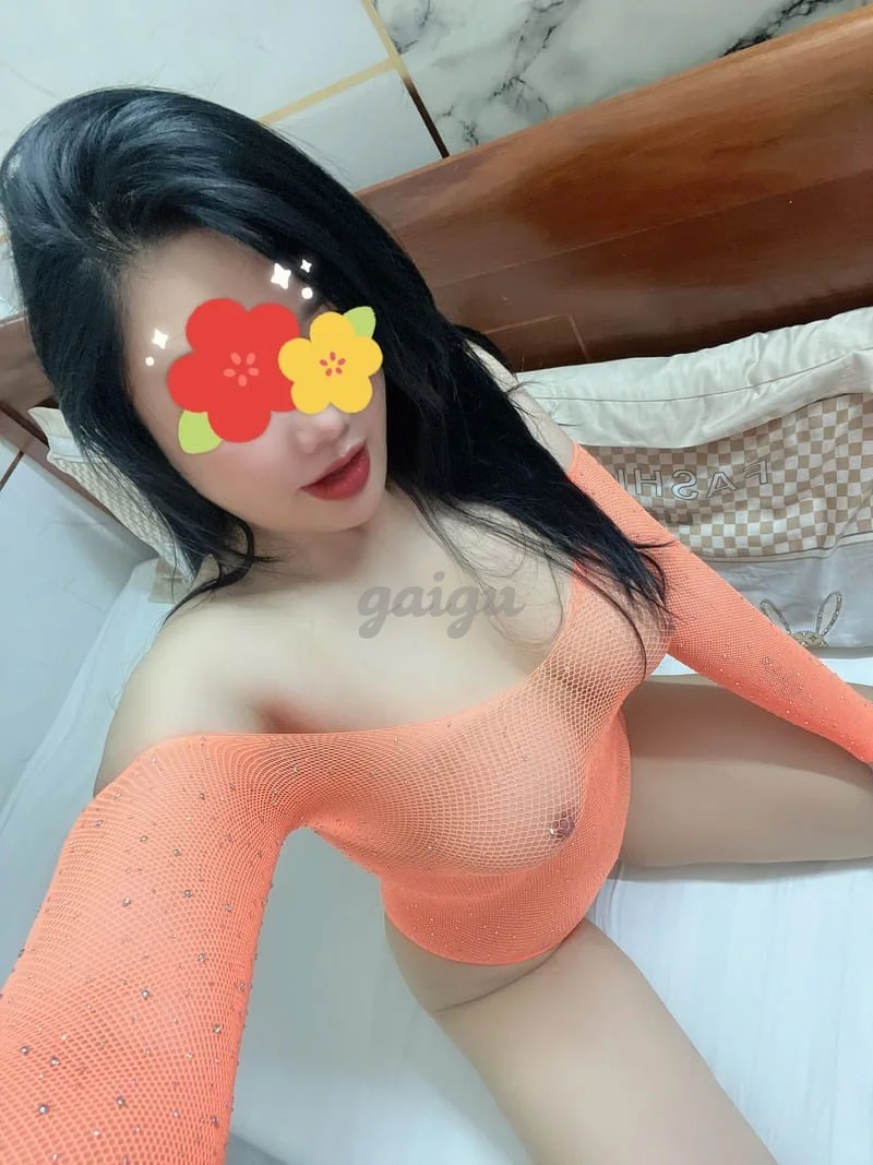 KHÁNH NGÂN GIỎI BÚ CU