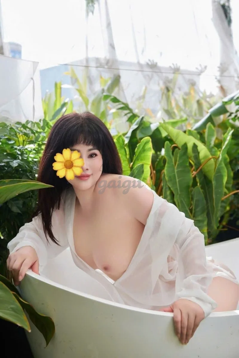 ❤️CÓ CLIP HOT❤️ QUYÊN NHI XINH XẮN NGỰC TO MONG BỰ BÚ CU LÚC CÁN CỰC DÂM VÀ CHIỀU KHÁCH