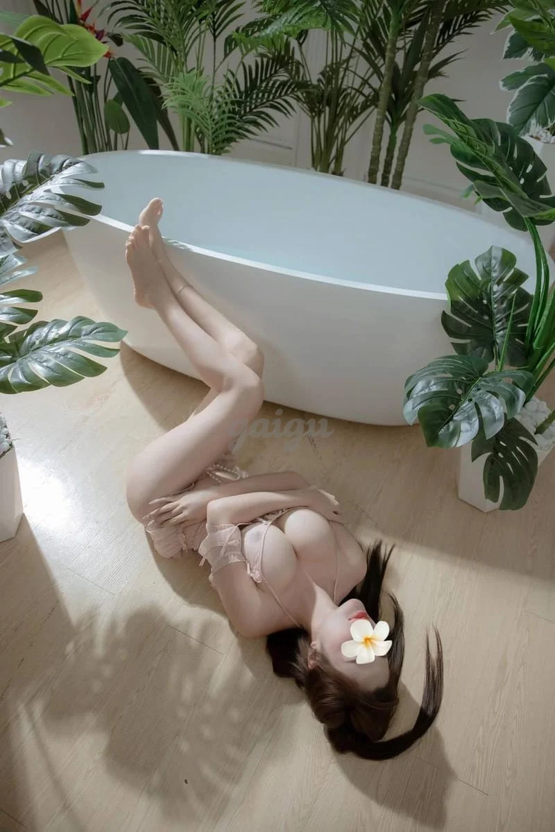 Siêu Mẫu Quỳnh Anh - Mới Toanh Lần Đầu Làm Web, Điện Nước Tràn Trề