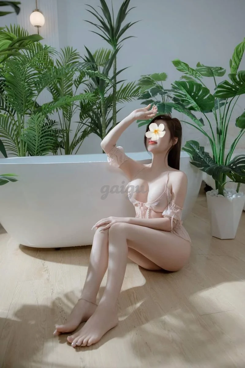 Siêu Mẫu Quỳnh Anh - Mới Toanh Lần Đầu Làm Web, Điện Nước Tràn Trề