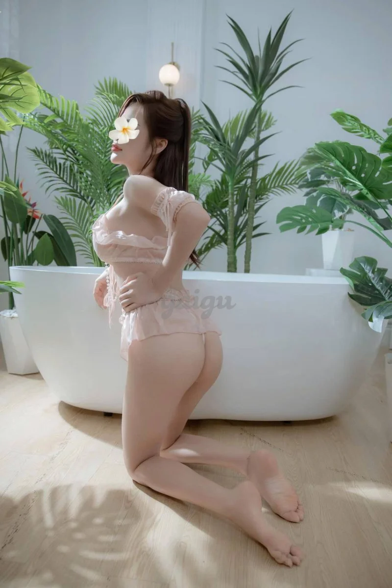 Siêu Mẫu Quỳnh Anh - Mới Toanh Lần Đầu Làm Web, Điện Nước Tràn Trề