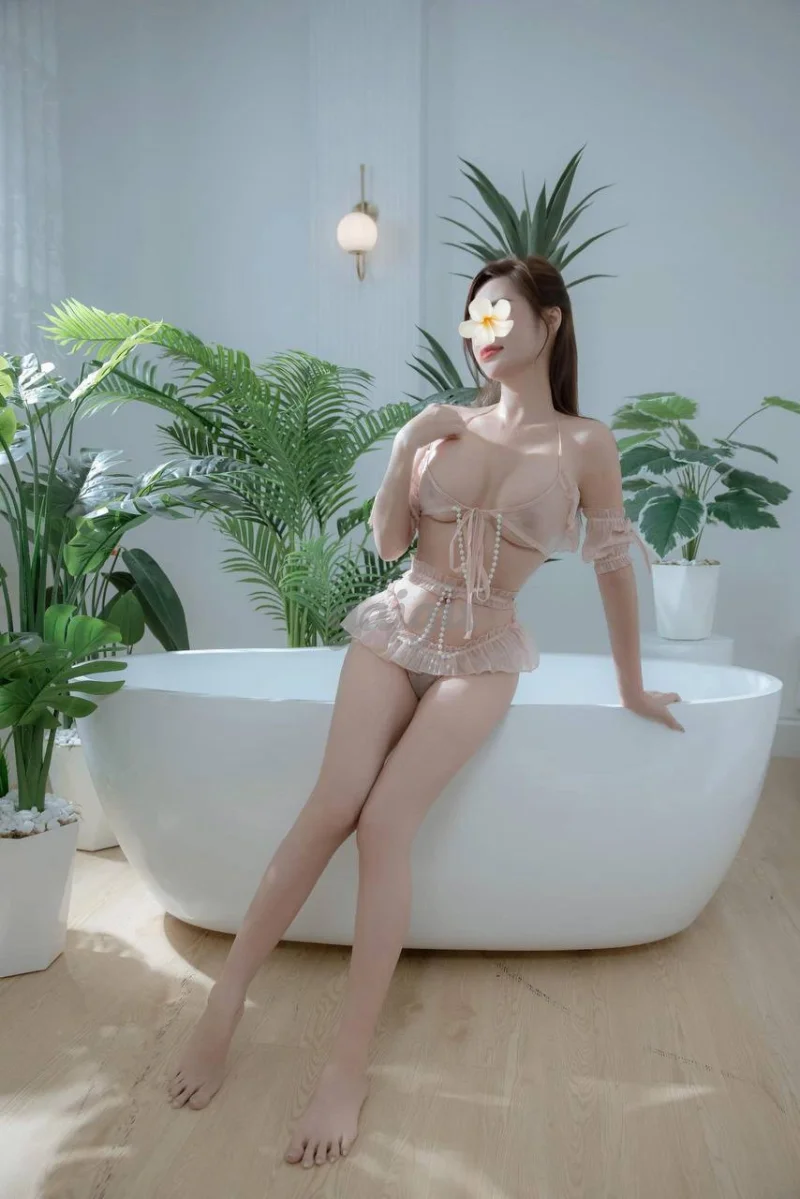 Siêu Mẫu Quỳnh Anh - Mới Toanh Lần Đầu Làm Web, Điện Nước Tràn Trề