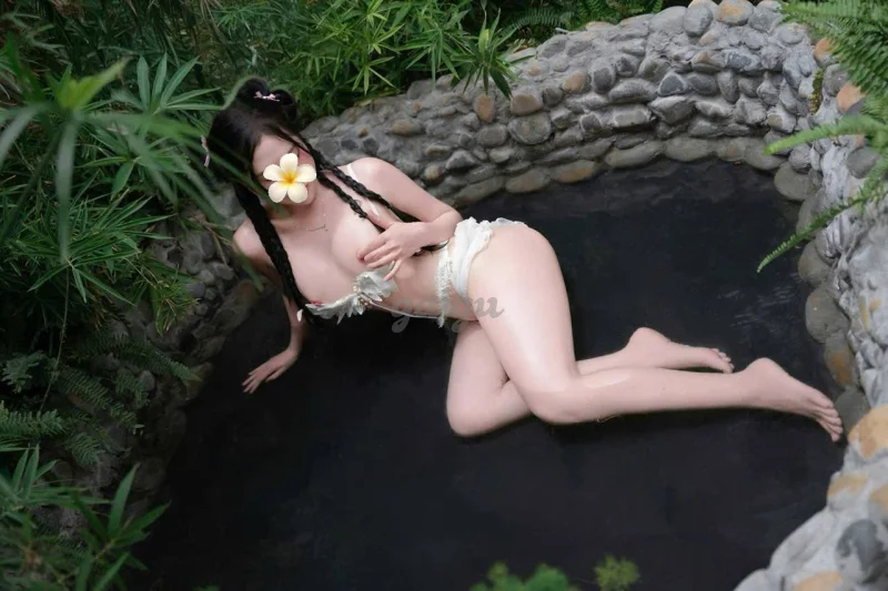 Quỳnh Trang_ Gái xinh chiều khách, body gợi cảm