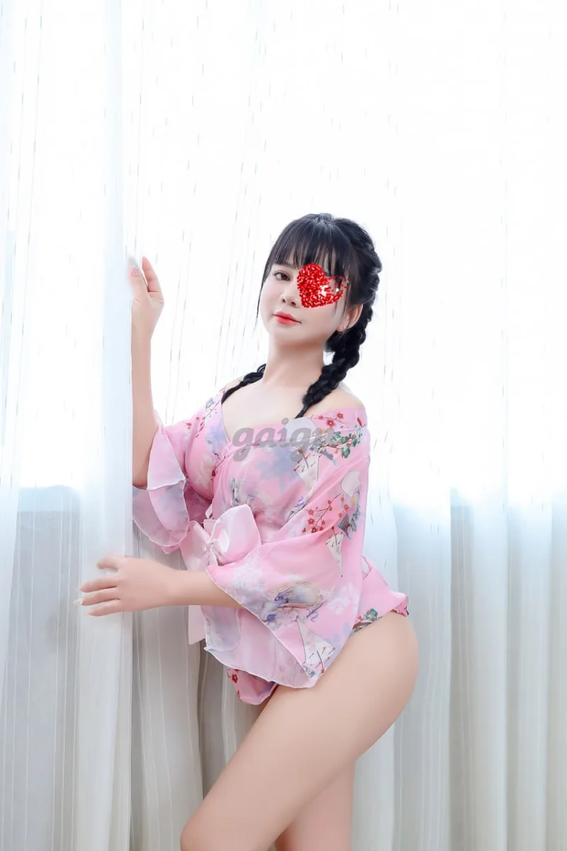LINH ĐAN TRẺ XINH PHỤC VỤ BÚ CU RẤT DÂM NHIỆT TÌNH VỚI KHÁCH NHƯ NGƯỜI TÌNH