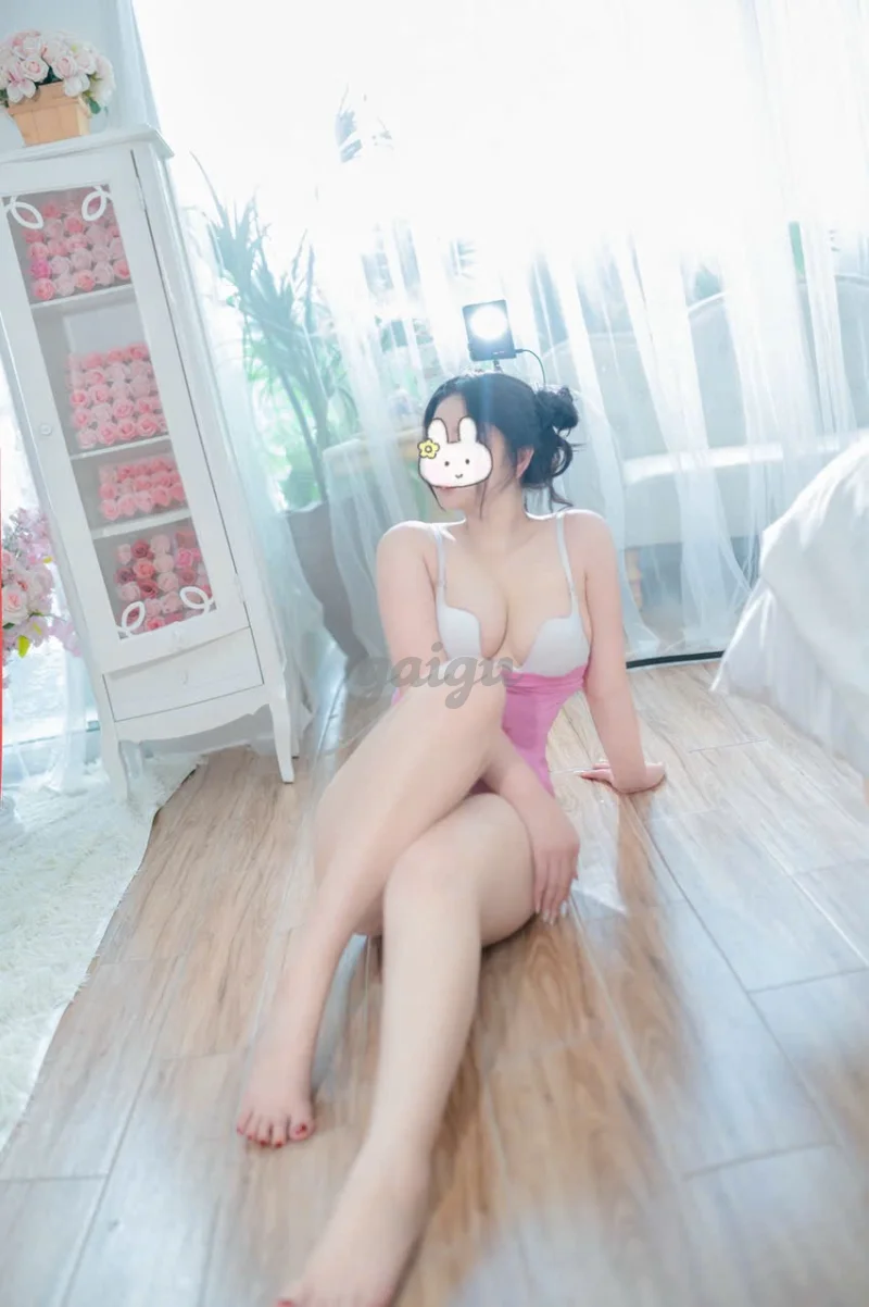 Gia Linh:GƯƠNG MẶT XINH XẮN- VÚ TO - MÔNG MẨY - CHỊCH ÊM KHÓ CƯỠNG