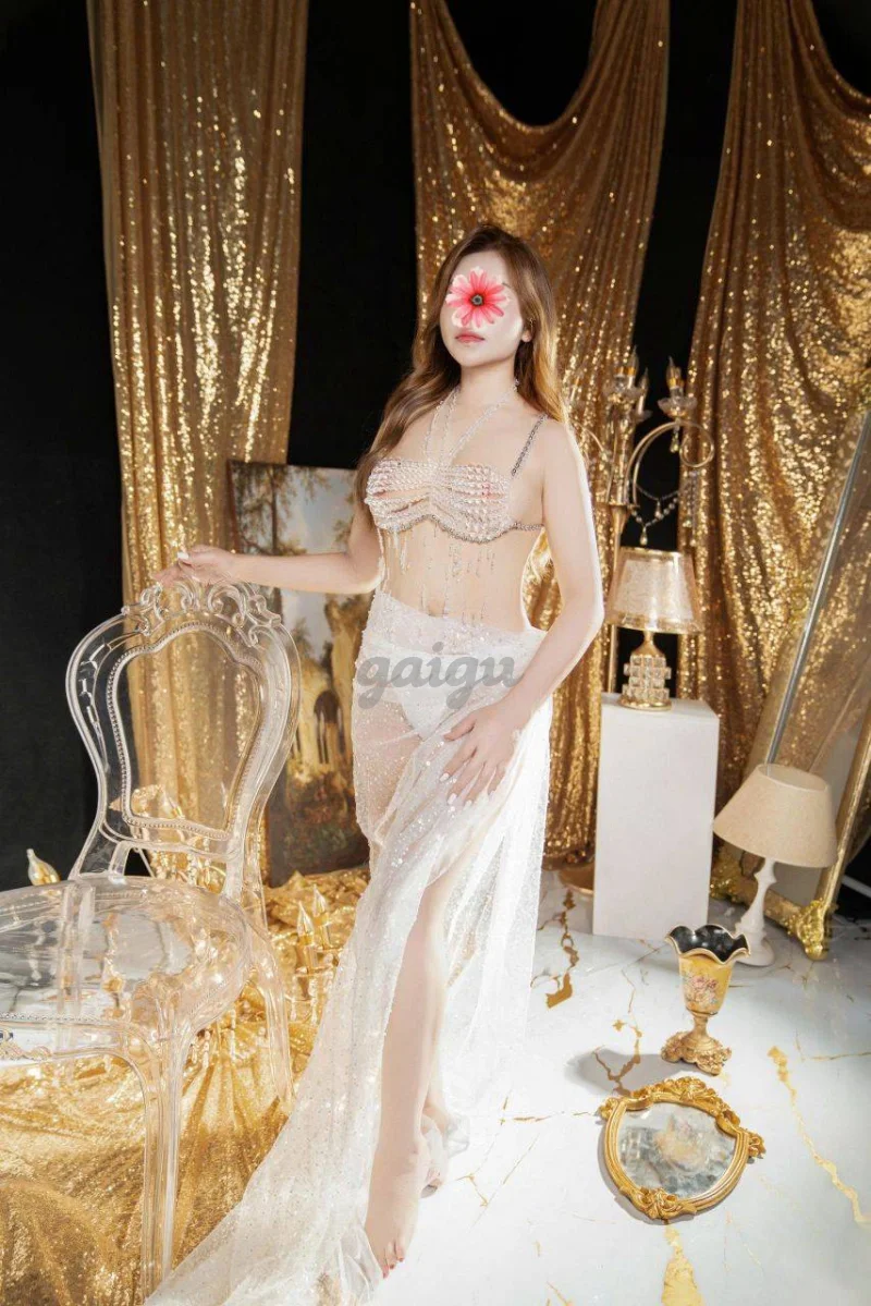Hoàng Yến - Mặt xinh Tây, Thân hình bé nhỏ, Hàng đẹp bím hồng