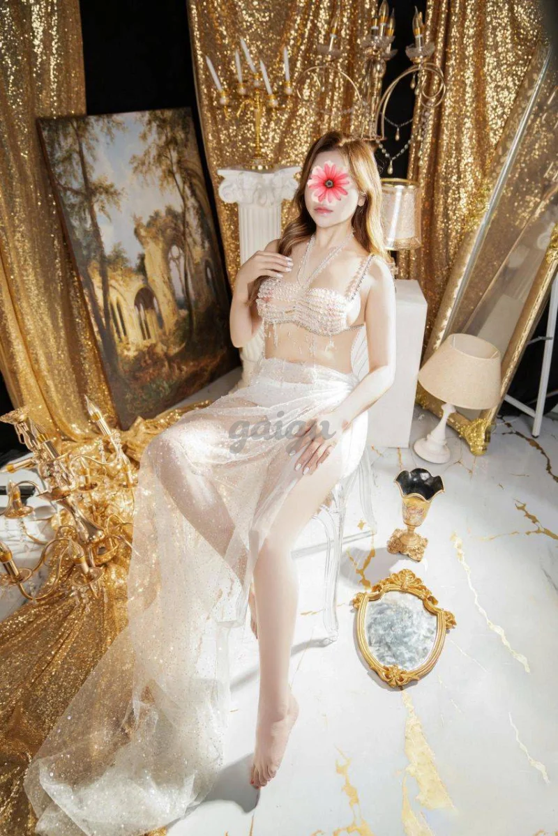 Hoàng Yến - Mặt xinh Tây, Thân hình bé nhỏ, Hàng đẹp bím hồng