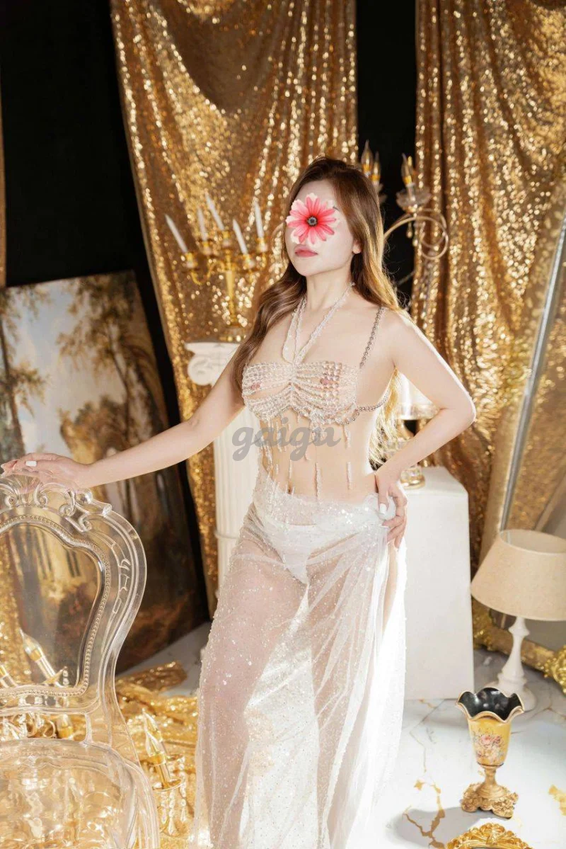 Hoàng Yến - Mặt xinh Tây, Thân hình bé nhỏ, Hàng đẹp bím hồng