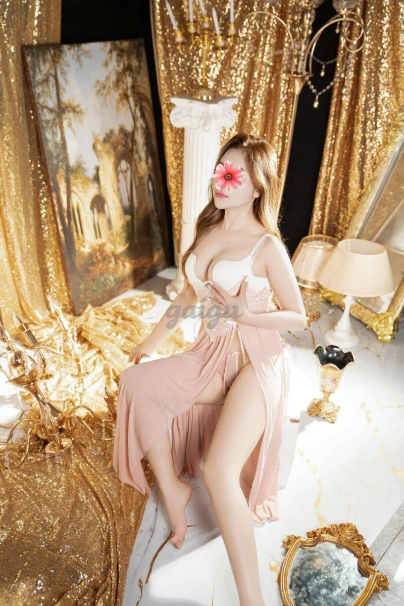 Hoàng Yến - Mặt xinh Tây, Thân hình bé nhỏ, Hàng đẹp bím hồng