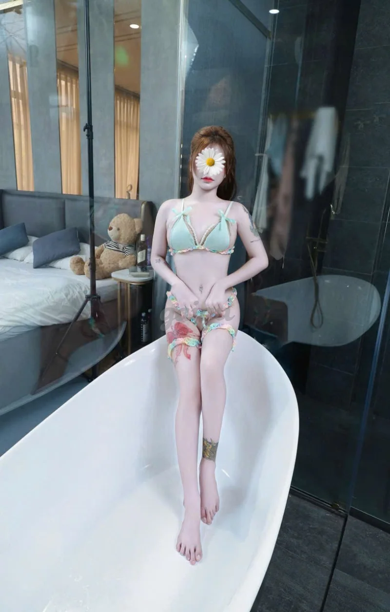 Dâu Tây_ Gái Teen chiều khách, mặt xinh, dáng đẹp