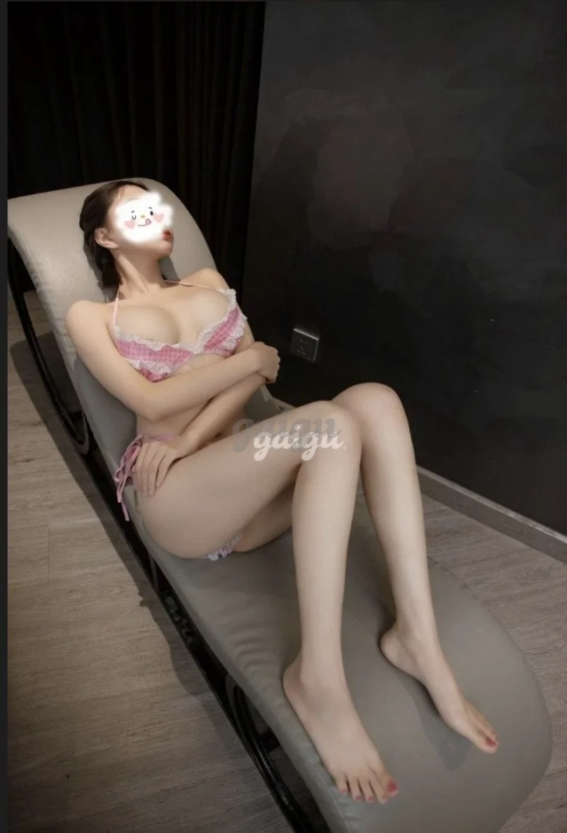Ny Ny_ Gái xinh chiều khách, body nóng bỏng