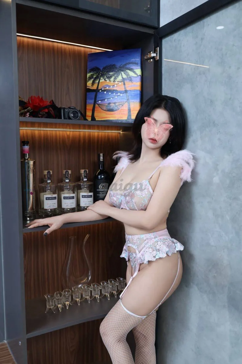 TIỂU NHI DÁNG ĐẸP DA TRẮNG MẶT XINH DÂM VÚ BÝM CỰC ĐẸP PHỤC VỤ TỐT