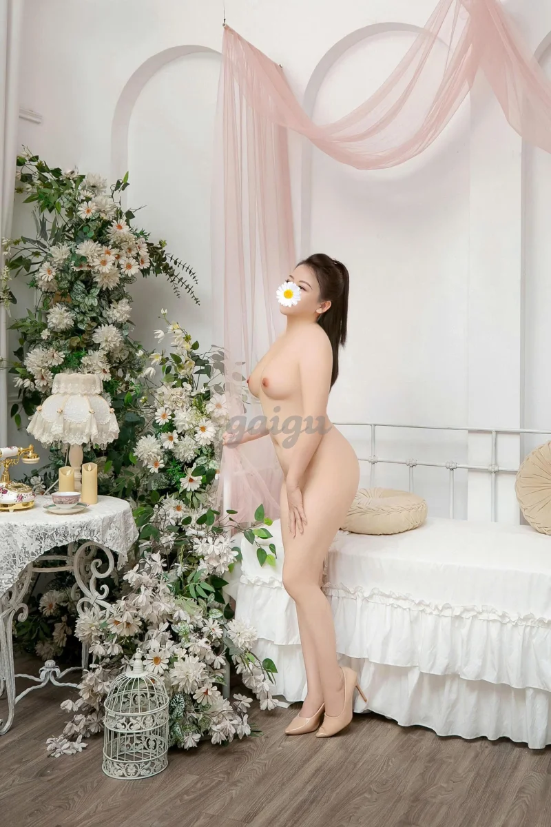 NGỌC NGỌC - NGOAN HIỀN CHIỀU KHÁCH - VÚ TO MÔNG CONG TRÒN - BƯỚM CỰC KHÍT NỊT - BÚ LIẾM ĐIÊU LUYỆN