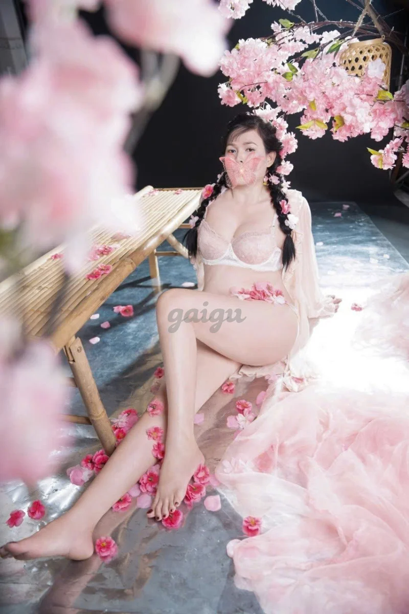 NHƯ NGỌC - EM GÁI XINH SANG MỚI ĐI LÀM, TÌNH CẢM NHƯ NGƯỜI YÊU,