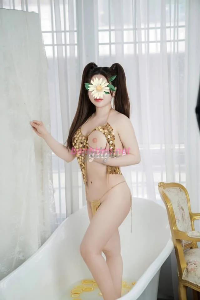THẢO JENNY EM GÁI XINH XẮN NÕN NÀ CHIỀU KHÁCH