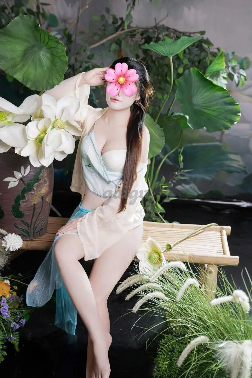 NGỌC CHÂU Gái xinh chiều khách, body gợi cảm