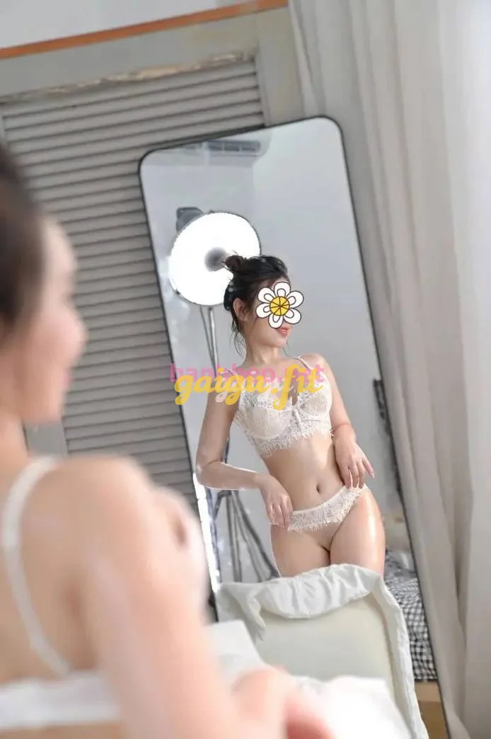 Khánh Vy Em Xinh Ngoan Chiều Khách