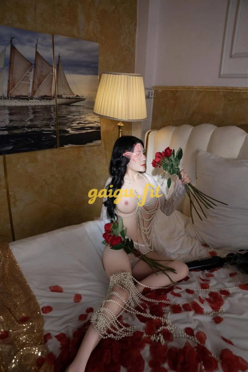 KHÁNH LINH - GÁI XINH NGỰC TO MÔNG TO NÓNG BỎNG DỊU DÀNG CHIỀU KHÁCH