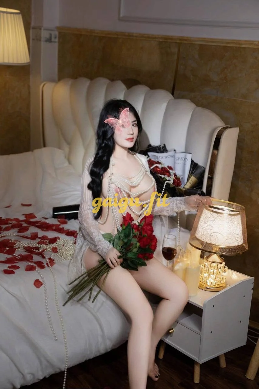 KHÁNH LINH - GÁI XINH NGỰC TO MÔNG TO NÓNG BỎNG DỊU DÀNG CHIỀU KHÁCH