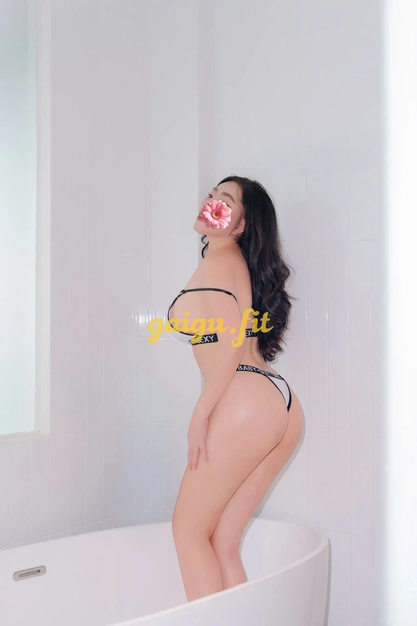 THẢO MY --- SEXY, NGOAN, CHIỀU KHÁCH!