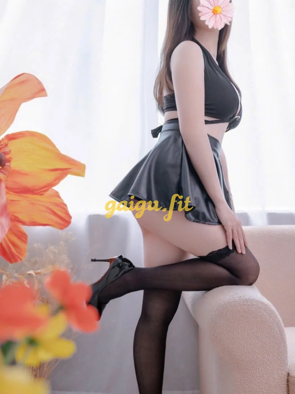 LINH ĐAN GÁI XINH LÀM TINHF GỎI.