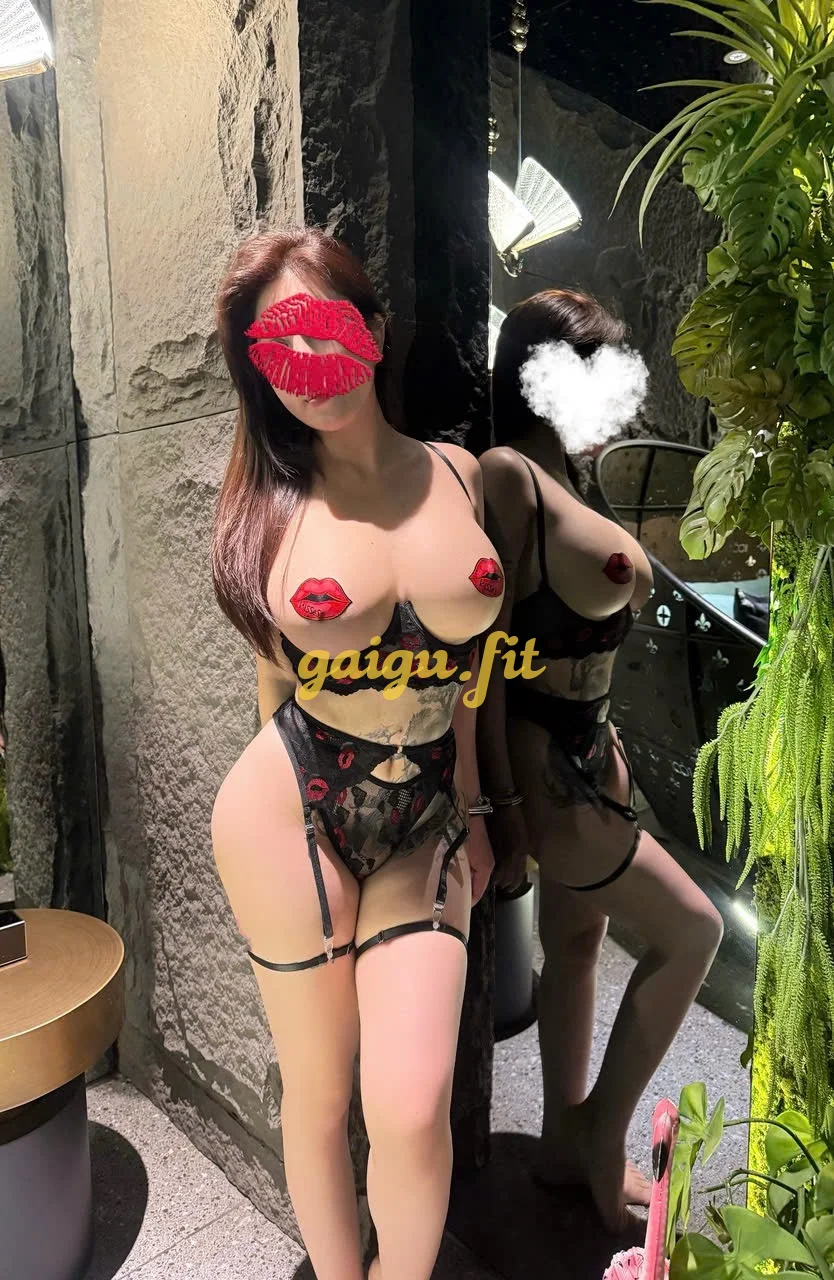 HÀ LINH - SEXY VỚI BODY ĐỒNG HỒ CÁT
