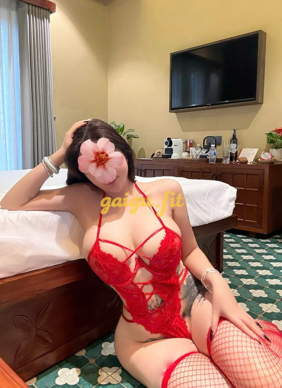 HÀ LINH - SEXY VỚI BODY ĐỒNG HỒ CÁT