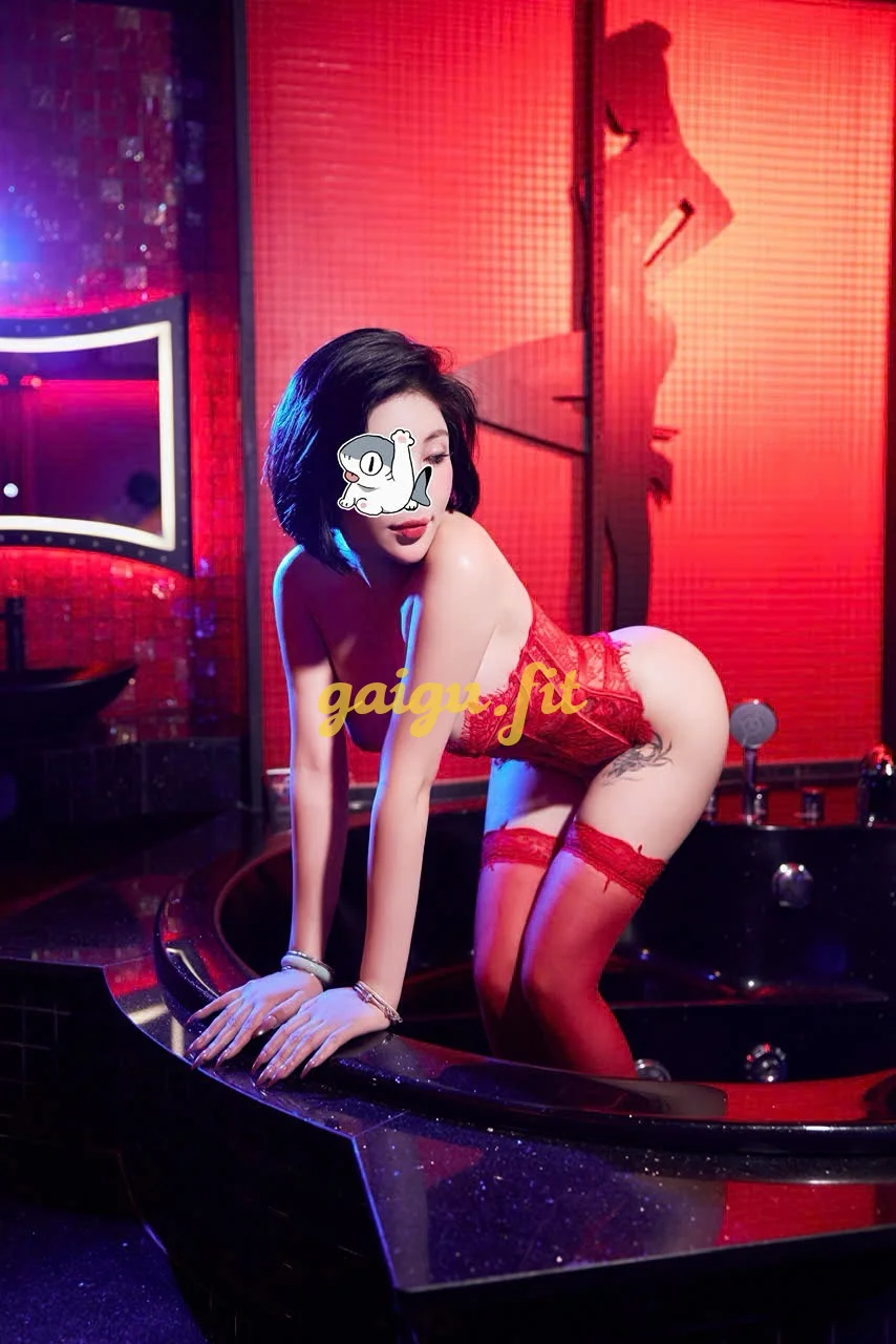 HÀ LINH - SEXY VỚI BODY ĐỒNG HỒ CÁT