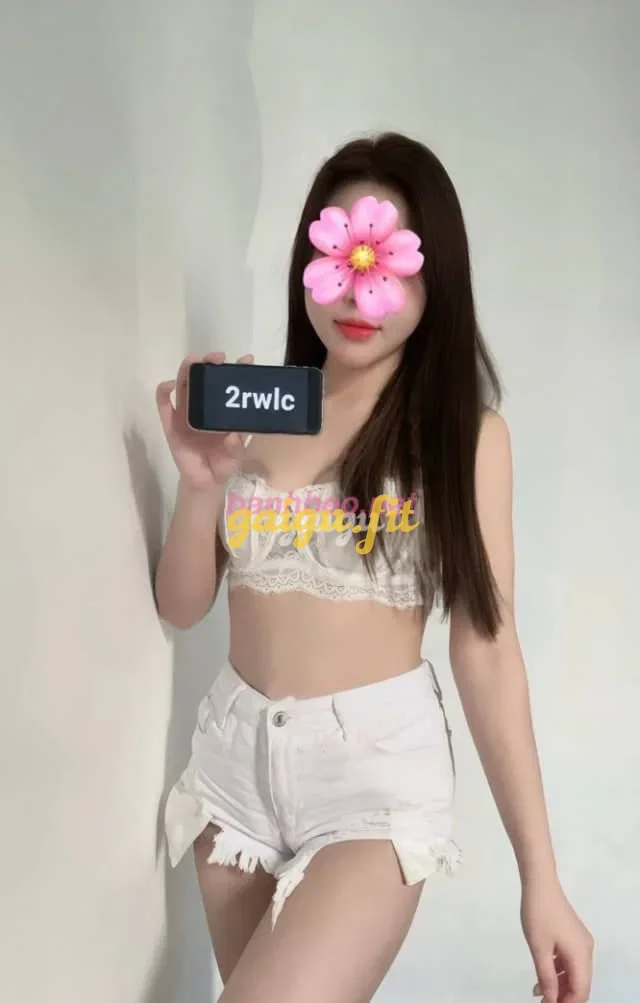 Linh Linh 2k3 mặt thiẻn thần dáng chuẫn hot girl.