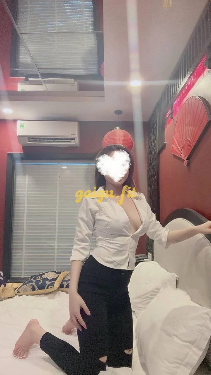 Linh Linh 2k3 mặt thiẻn thần dáng chuẫn hot girl.