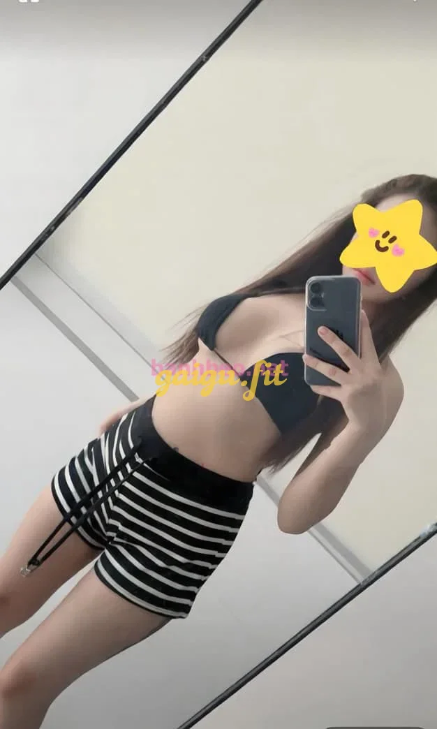 Linh Linh 2k3 mặt thiẻn thần dáng chuẫn hot girl.