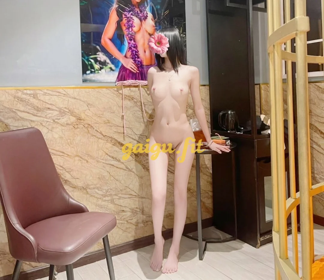 Tina Cô Bé Mình Dây Cây Cảnh Cùng Đôi Chân Dài Thanh Thoát