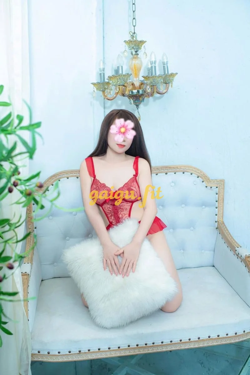 ()PÉ SU VÚ NGON DA TRẮNG,MẶT XINH CHIỀU KHÁCH