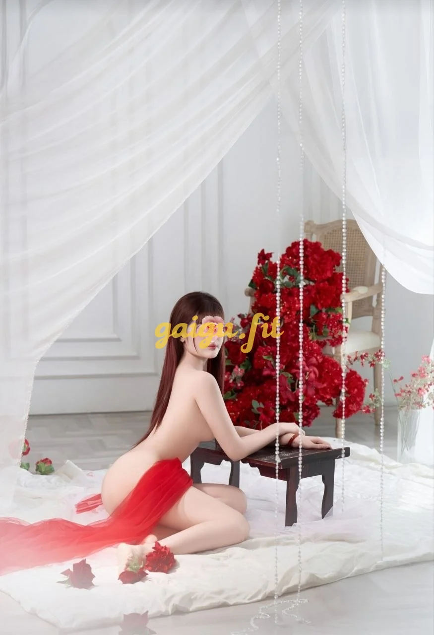 TUYẾT LÊ- EM GÁI SEXY, DÂM, YÊU CHIỀU KHÁCH